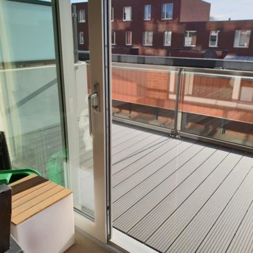 balkon met vloer en beglazing