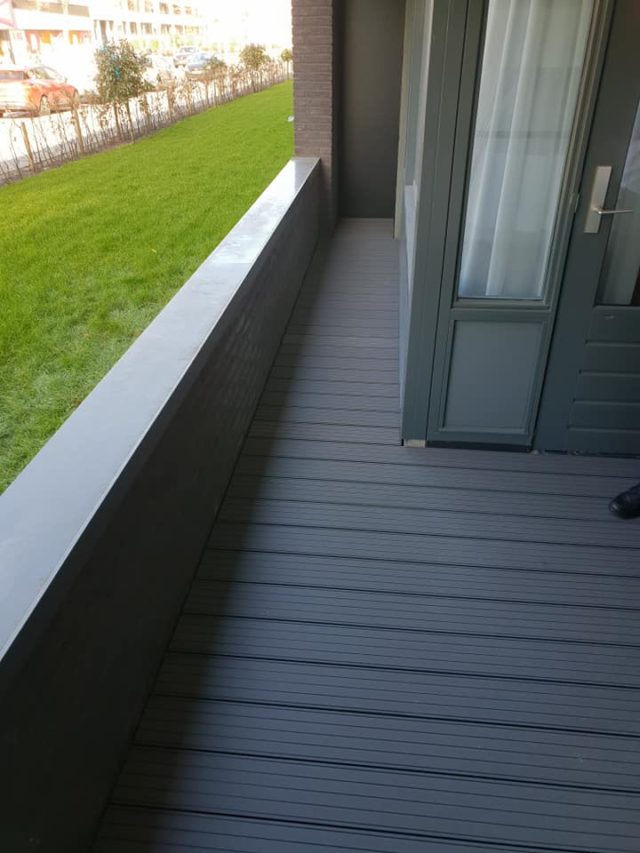 balkonvlonder donker hout