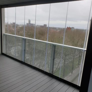 balkon met glas en vlonder