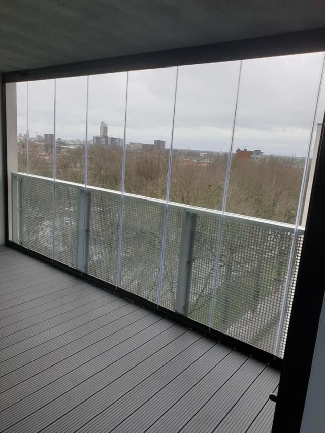 balkon met glas en vlonder