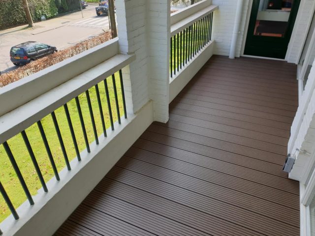 balkonvloer donker hout